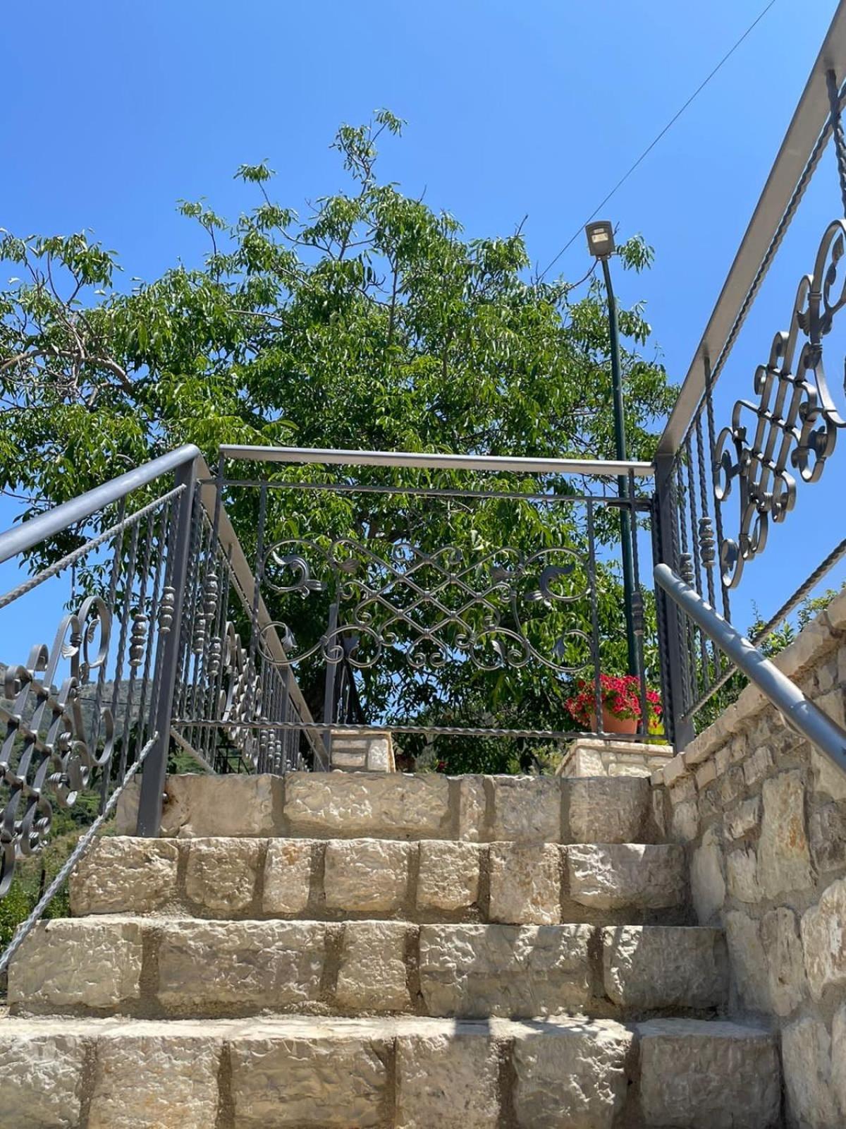Vourtarea Guesthouse Химара Экстерьер фото
